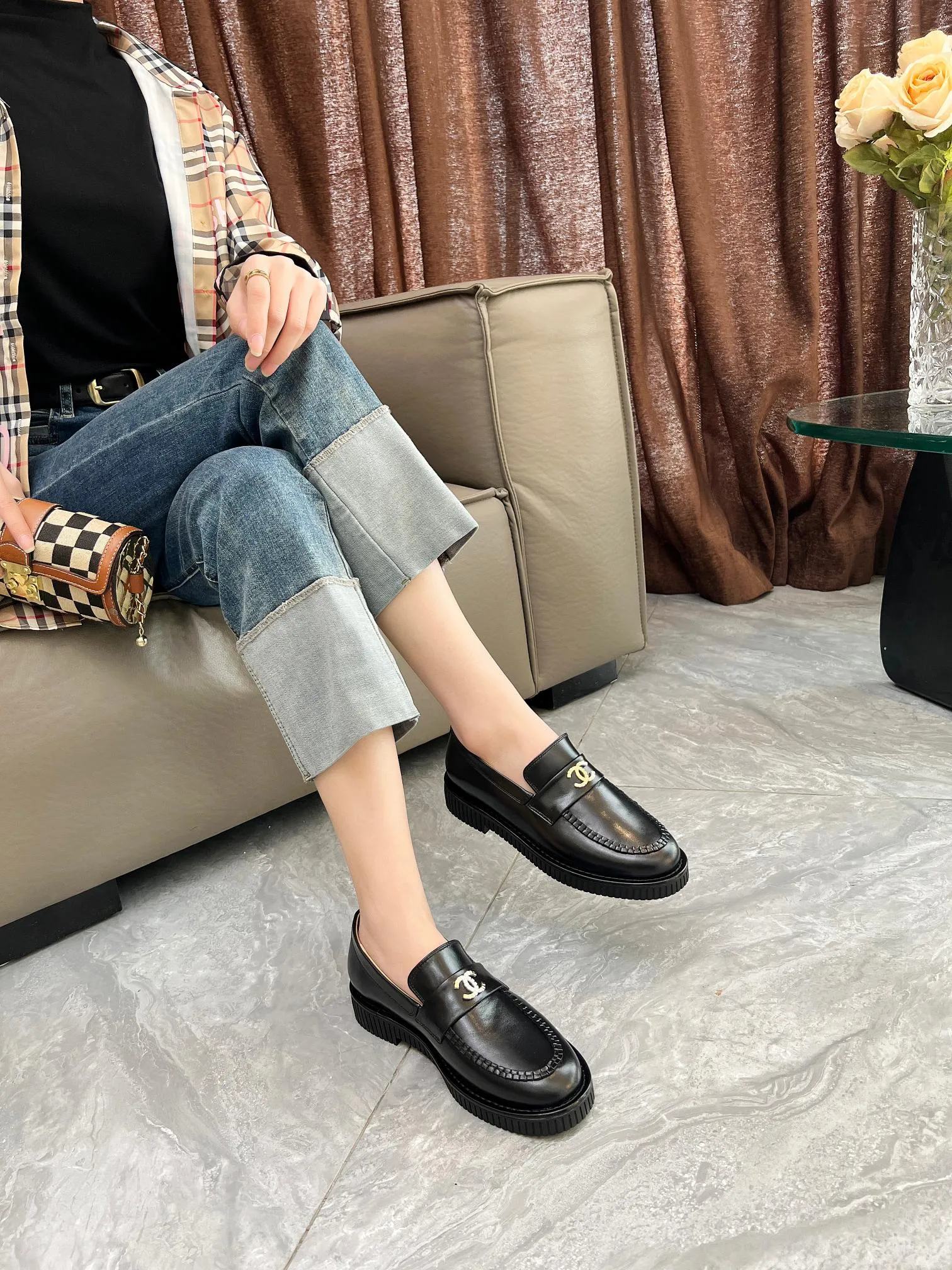 👟👟Ex-factory price 540👟👟 CHANEL Loafers Chanel2025 Chanel's latest 🆕loafers, unique craftsmanship. Versatile and slimming, paired with helloketty bow accessories, these are loafers and socks that are very attractive. They look great with any combination! Upper: Imported calfskin, oil leather Lining: Mixed sheepskin Outsole: Italian genuine leather injection molded outsole Heel height: 2cm Size: 35-40 (40. Customization is not returnable)